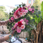 Arc floral utilisé pour une cérémonie de mariage romantique