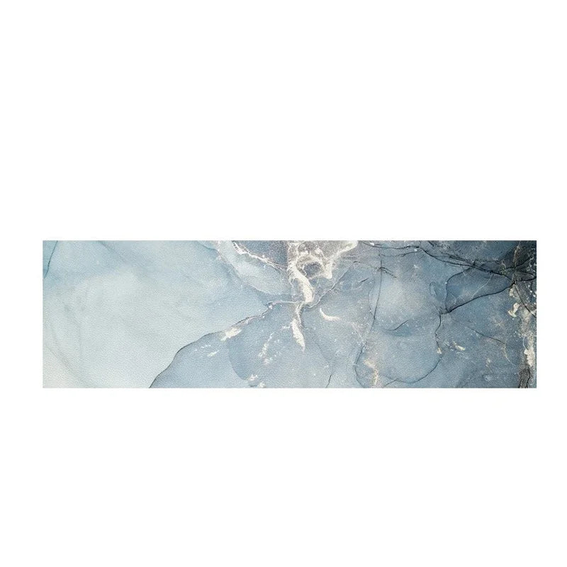 Cette image présente une texture marbrée de tons gris, bleus et blancs qui évoque une surface rocheuse ou minérale.