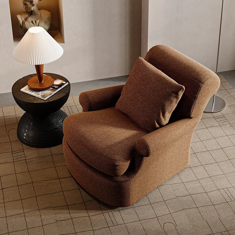 fauteuil confortable moderne marron tissu texturé coussin assorti salon chaleureux cosy minimaliste