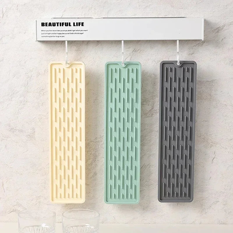 tapis séchage vaisselle silicone moderne gris vert menthe rayures horizontales clips