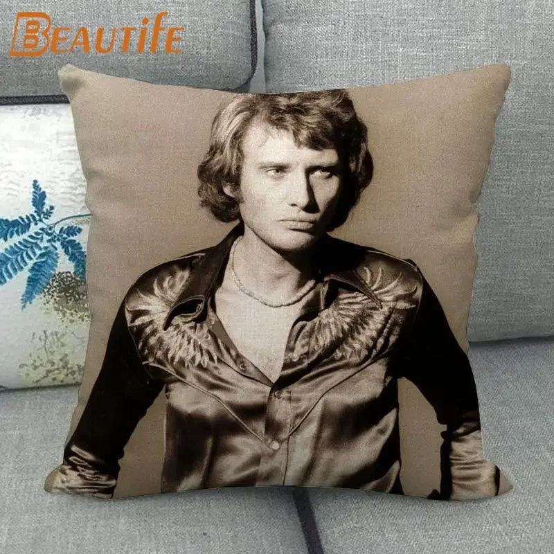 coussin carré moderne homme cheveux blond opacité noir bracelet cuir décoration chambre ornementalité universel