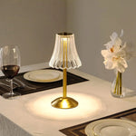 Lampe tactile avec décor cristal sur table de nuit