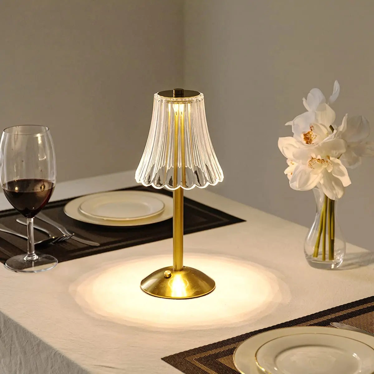 Lampe tactile avec décor cristal sur table de nuit