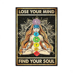 Cette affiche spirituelle montre une femme méditant dans une posture de yoga, avec les sept chakras principaux représentés sur son corps. Le texte invite à lâcher prise et à trouver son âme.