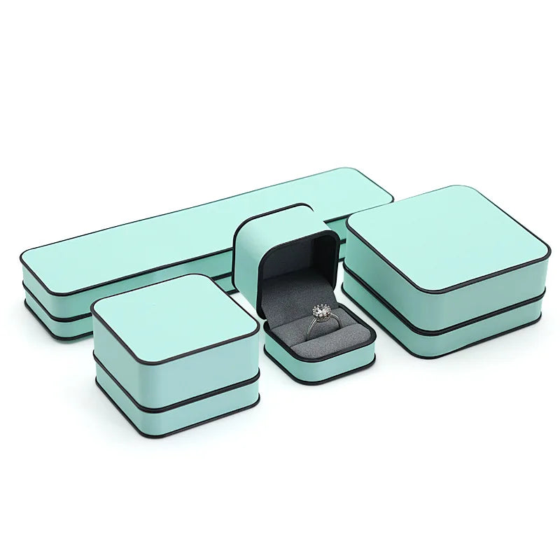 boîtes bijoux cuir beige turquoise intérieur noir moderne emballage présentation anneaux haute qualité