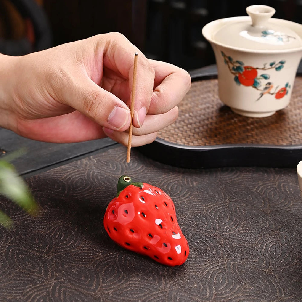 bougie forme fraise rouge graines noires feuilles vertes dorés support céramique aromathérapie décoration