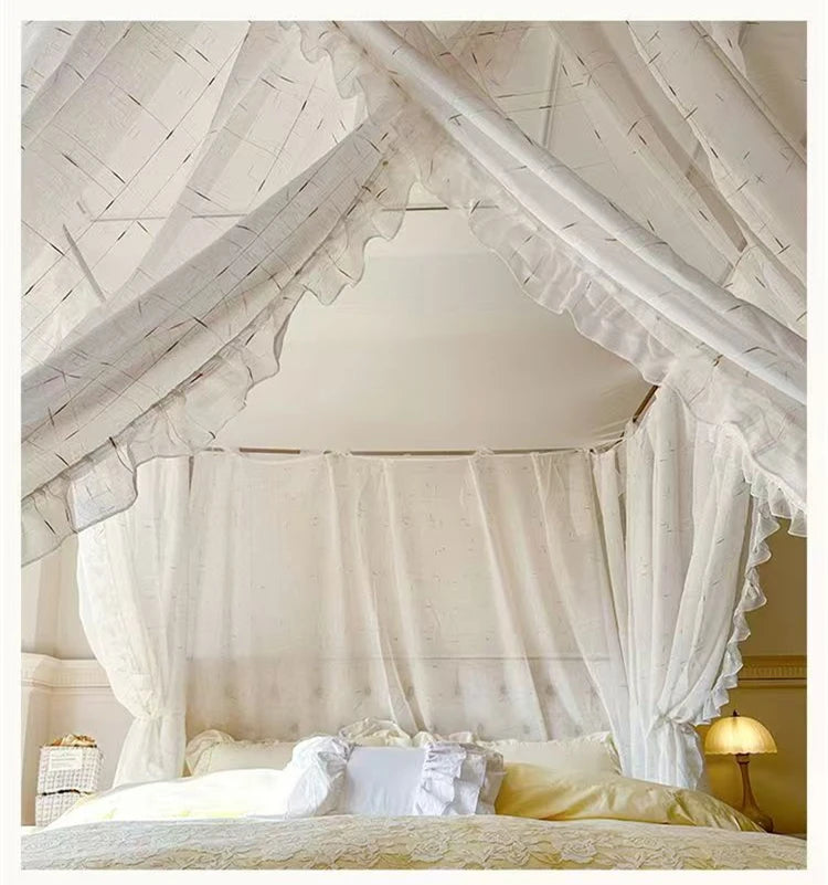 Un lit à baldaquin dans une chambre aux teintes douces avec des rideaux blancs et une couvre-lit aux motifs délicats.
