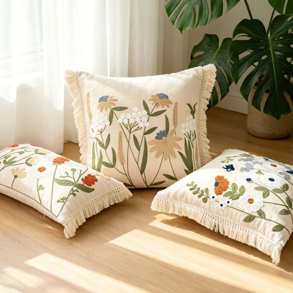 housse coussin brodée motif floral beige fleurs blanches oranges bleues vertes traditionnel tissu polyester