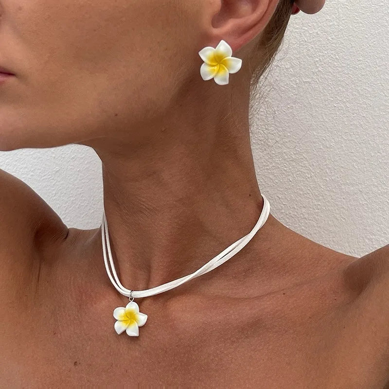 boucles doreilles tressées collier fleurs plumeria ensemble bijoux femmes moderne minimaliste blanc vert rose