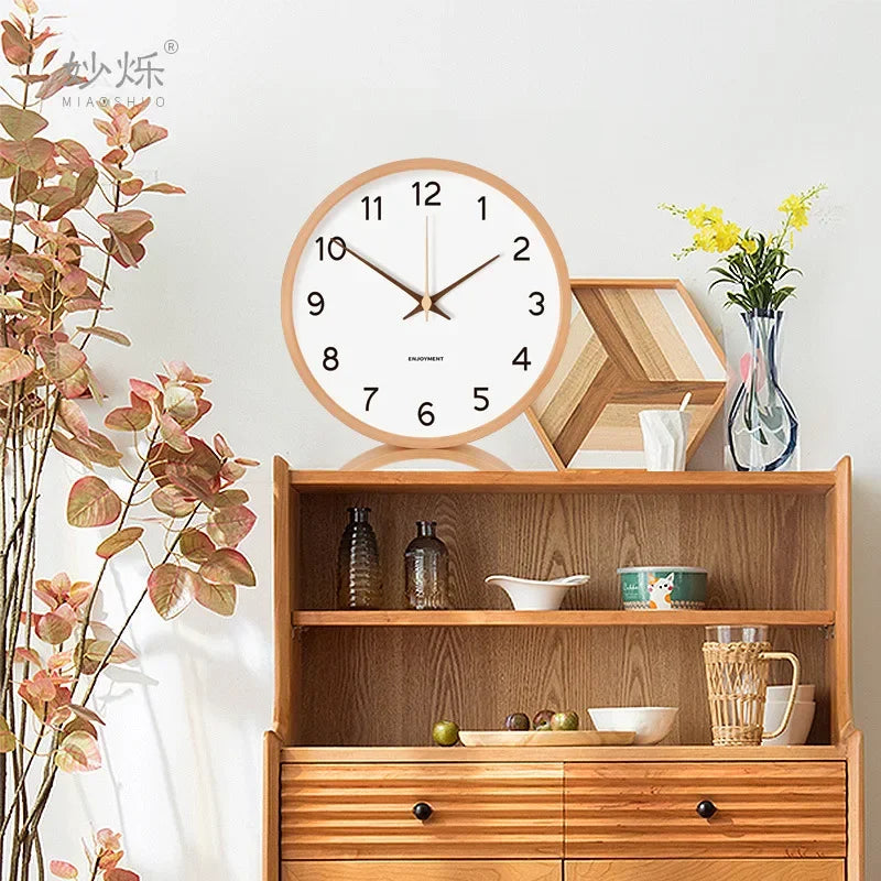 horloge moderne bois naturel cadran blanc chiffres noirs fond violet gris