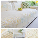 Un canapé douillet et orné de fleurs délicates, créant une ambiance apaisante et printanière dans cette pièce lumineuse et accueillante.