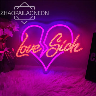 Enseigne néon LED Love Sick bleu allumée dans une chambre ado
