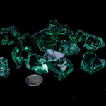 pierres précieuses artificielles vert émeraude facettées brillantes semi transparentes moderne