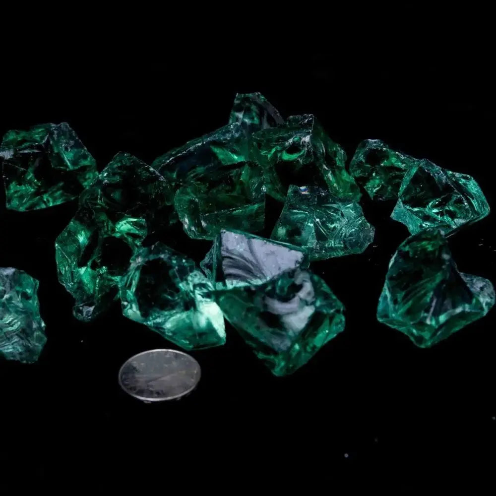 pierres précieuses artificielles vert émeraude facettées brillantes semi transparentes moderne