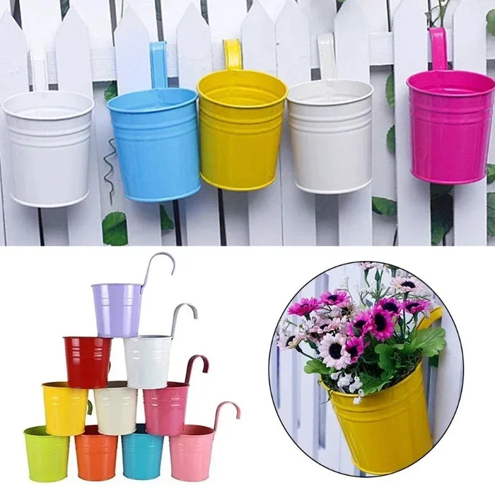Mur de fleurs en fer métallique avec 10 couleurs vives suspendu sur un balcon
