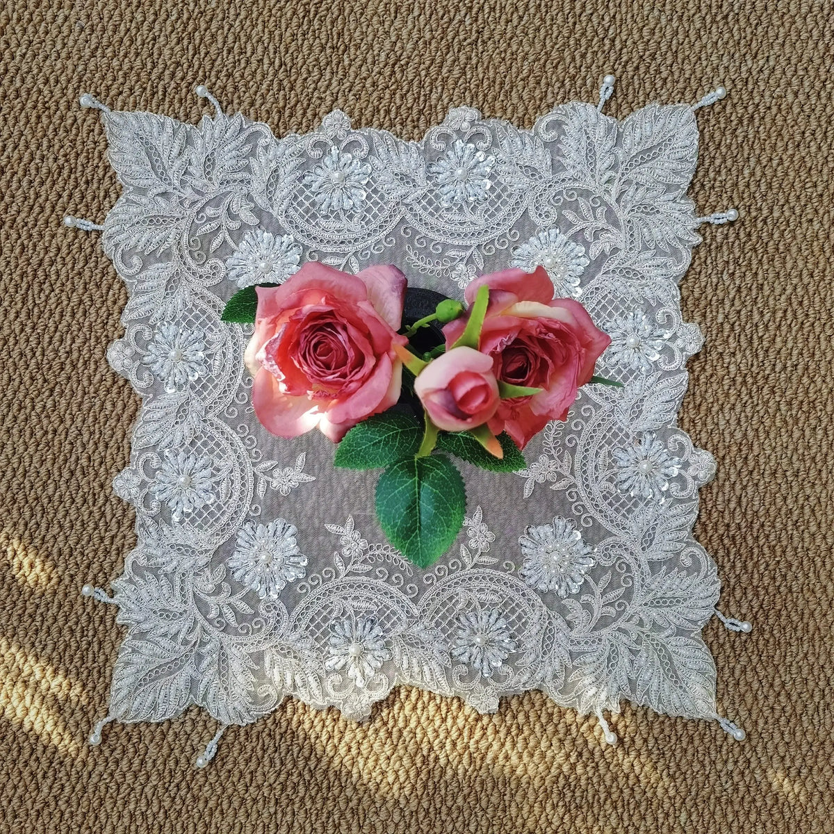 Set de table beige sur table de chevet