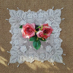 Set de table beige sur table de chevet
