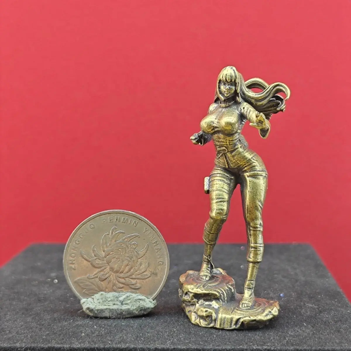statue féminine bronze doré pose dynamique manga figurine détaillée socle rocheux comparaison taille pièce