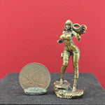 statue féminine bronze doré pose dynamique manga figurine détaillée socle rocheux comparaison taille pièce