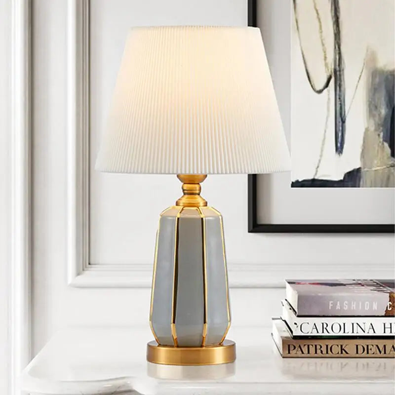 Lampe de chevet minimaliste bleue éclairant un salon moderne