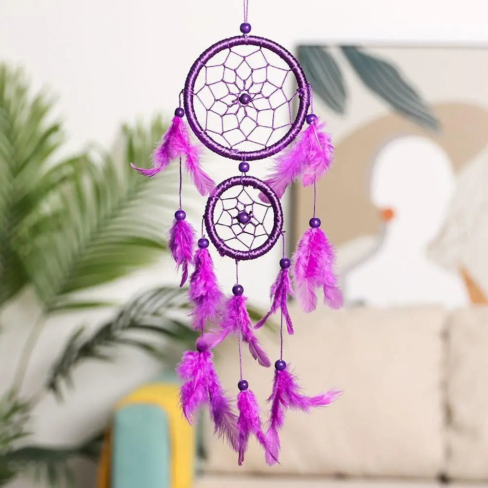 attrape rêves bohème suspendu plumes duvetées filets corde tressée bois blanc bleu violet rose