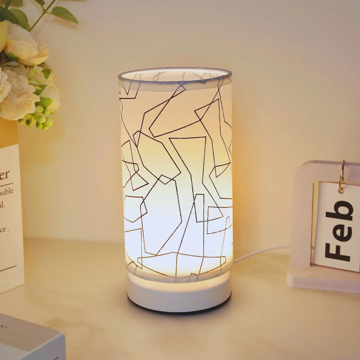 lampe table moderne blanc beige doré écolo flux lumineux géométrique adhésif textile certifications rohs