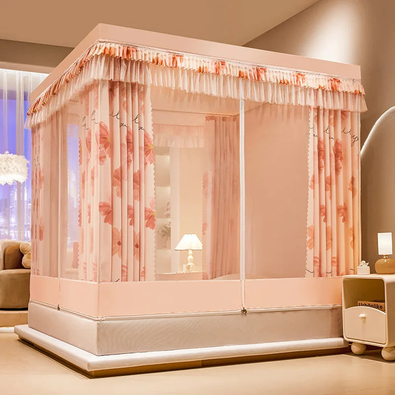 Lit à baldaquin rose pastel avec rideaux floraux et parure assortie dans une chambre lumineuse.