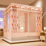 Lit à baldaquin rose pastel avec rideaux floraux et parure assortie dans une chambre lumineuse.