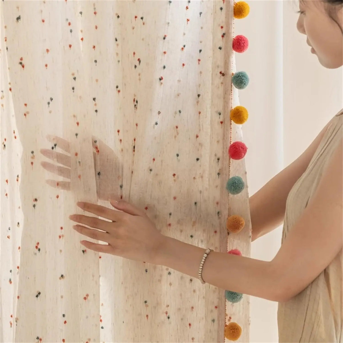 rideaux transparents colorés moderne pompons panneaux fenêtre chambre enfants