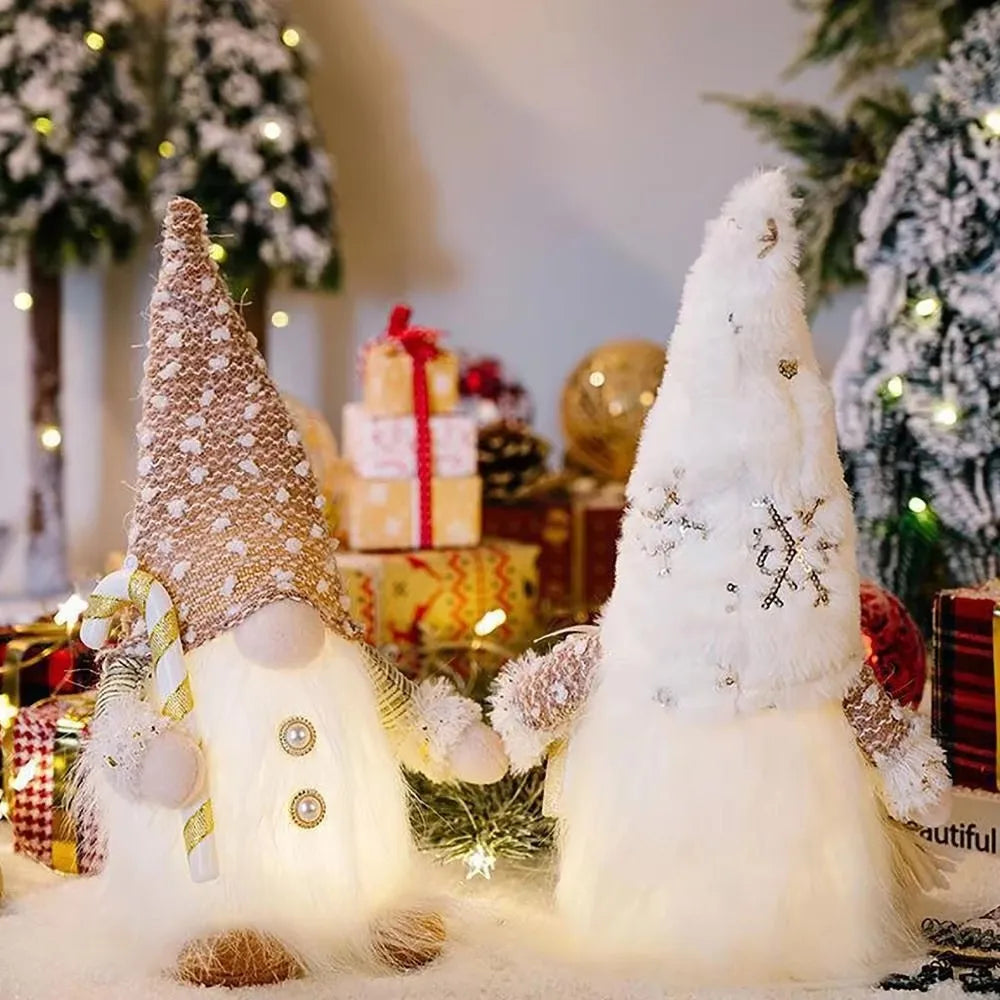 ornements noël poupées blanc doré tissu motifs floraux traditionnels festifs guirlande lumineuse