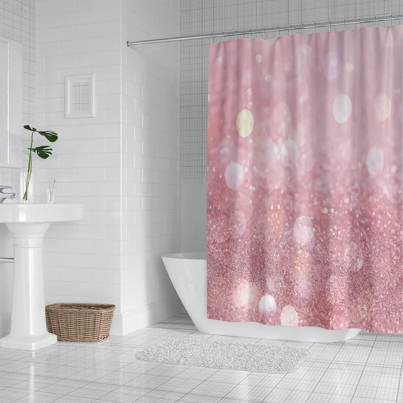 Image d'un rideau de douche rose vif, accroché dans une salle de bain lumineuse équipée d'une lumière moderne. Le rideau, principal élément de la photo, apporte une touche de couleur et de style à l'ensemble du décor de salle de bain. Il est parfaitement assorti au reste des éléments de plomberie et aux accessoires de salle de bain dans l'image.