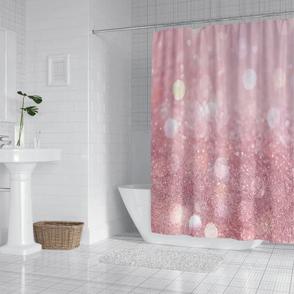 Image d'un rideau de douche rose vif, accroché dans une salle de bain lumineuse équipée d'une lumière moderne. Le rideau, principal élément de la photo, apporte une touche de couleur et de style à l'ensemble du décor de salle de bain. Il est parfaitement assorti au reste des éléments de plomberie et aux accessoires de salle de bain dans l'image.