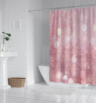 Image d'un rideau de douche rose vif, accroché dans une salle de bain lumineuse équipée d'une lumière moderne. Le rideau, principal élément de la photo, apporte une touche de couleur et de style à l'ensemble du décor de salle de bain. Il est parfaitement assorti au reste des éléments de plomberie et aux accessoires de salle de bain dans l'image.