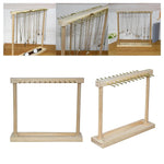 Présentoir à bijoux en bois blanc rangé sur une table de toilette