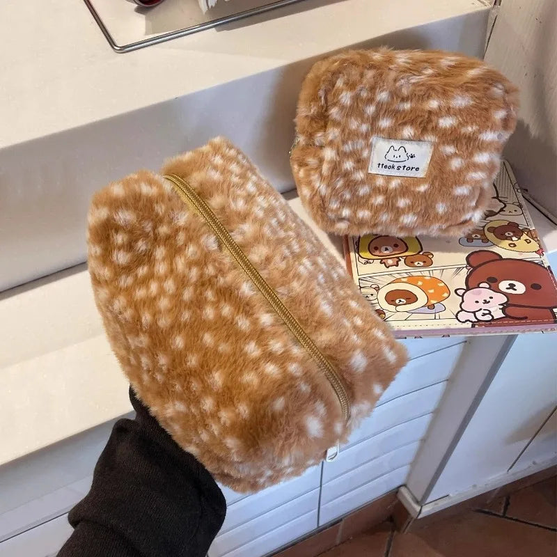 sac cosmétiques marron clair faux fourrure taches blanches fermeture glissière moderne tube crème poudre
