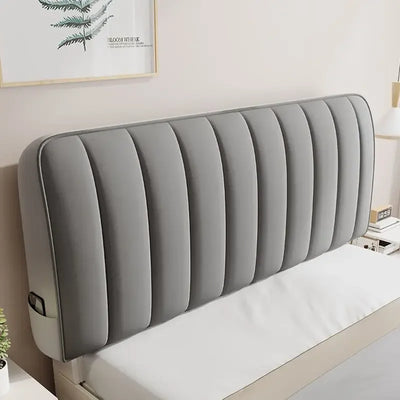 Tête de lit matelassée en velours doux gris sur un lit