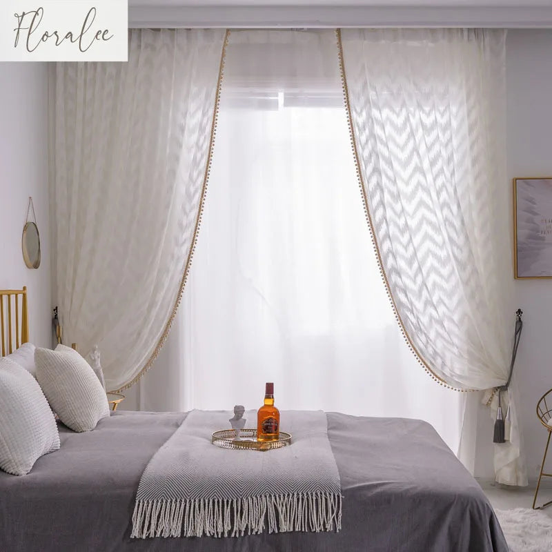 rideau blanc moderne transparent rayures diagonales dorés boules décoratives salon chambre fenêtre