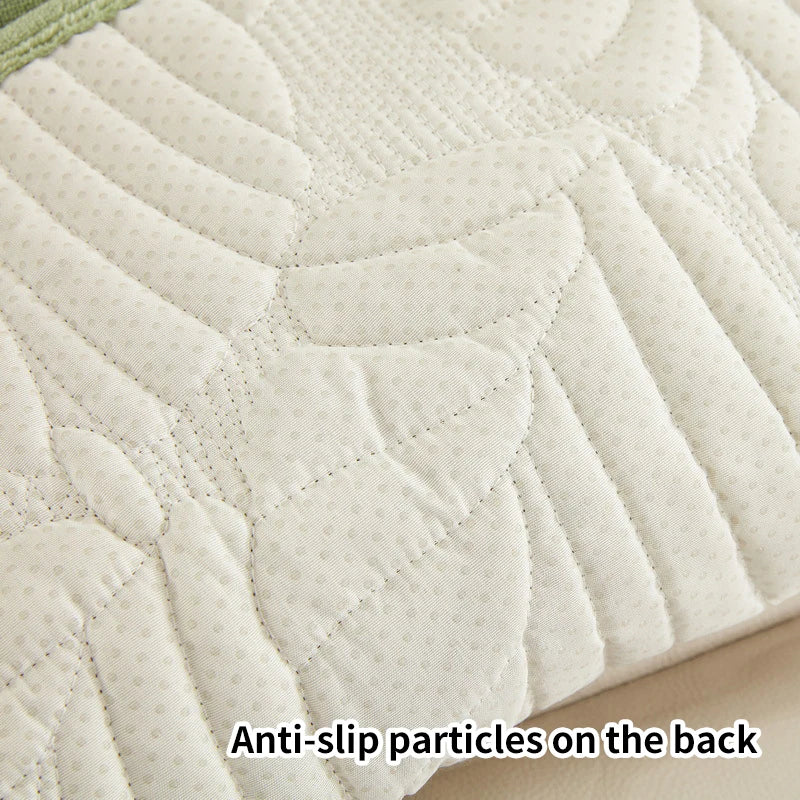 Un rembourrage antidérapant recouvre le dos du tissu, offrant une meilleure adhérence et une stabilité améliorée.