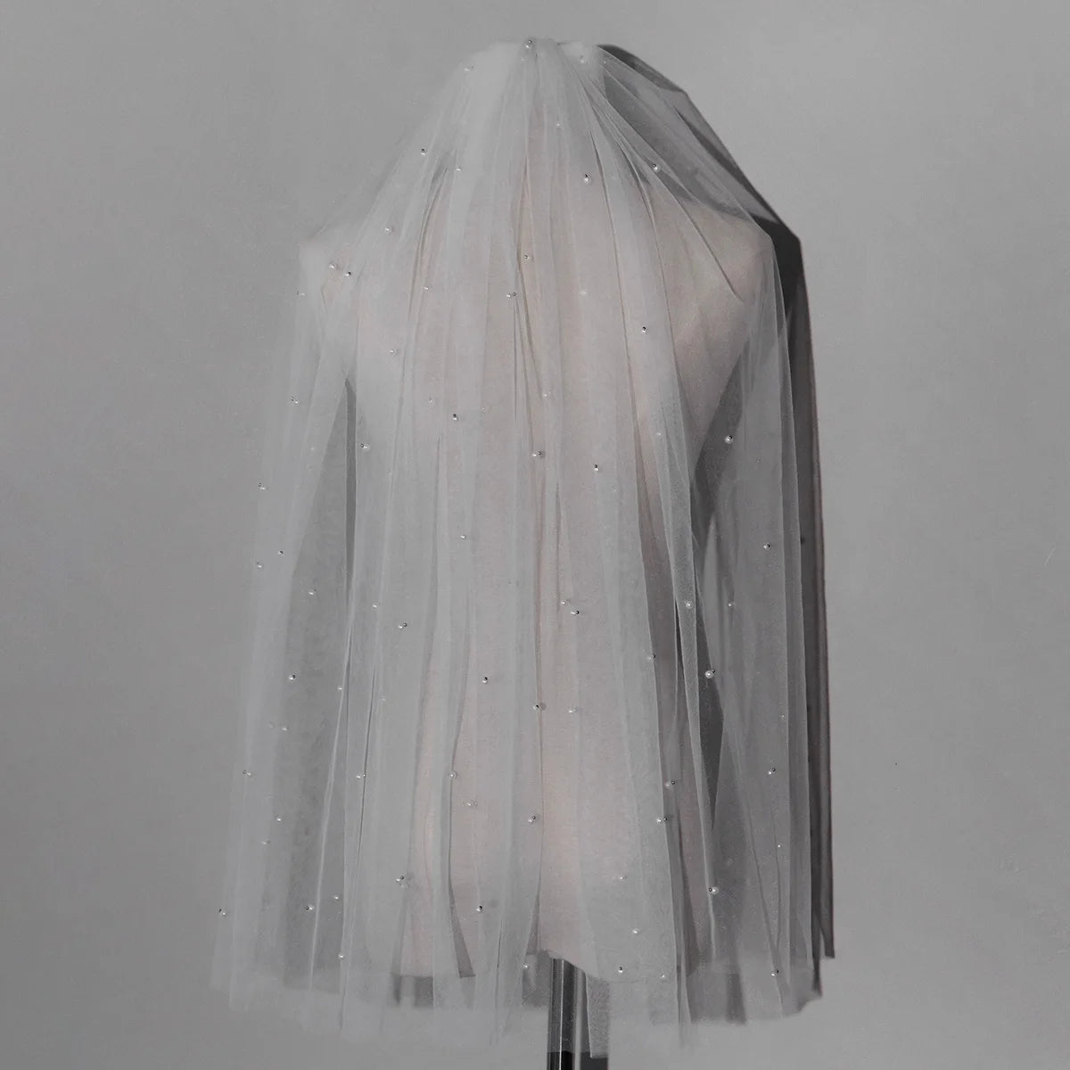 voile mariée femme blanc tulle fin classique clips métalliques longueur épaules adulte cascade