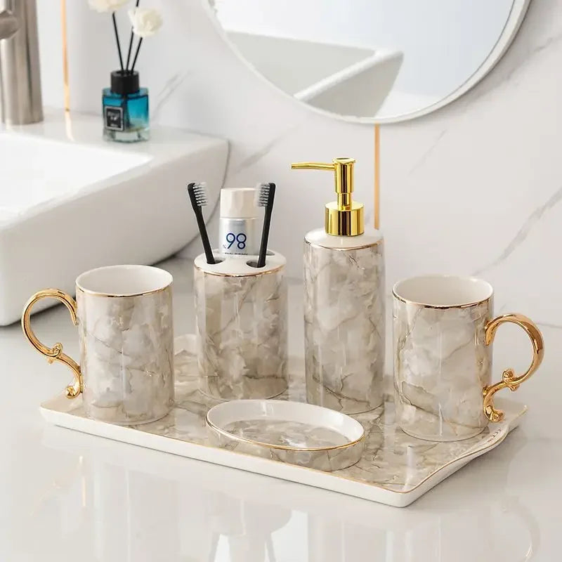 ensemble vaisselle salle bain marbre blanc gris or classique tasses poignées dorées porte brosse