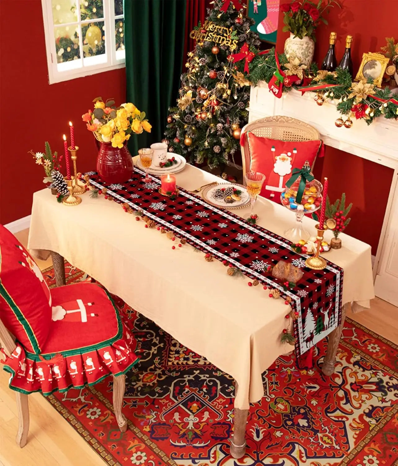 Une table de salle à manger décorée avec des ornements de Noël, un arbre de Noël illuminé et des plats de fête sur un tapis coloré.