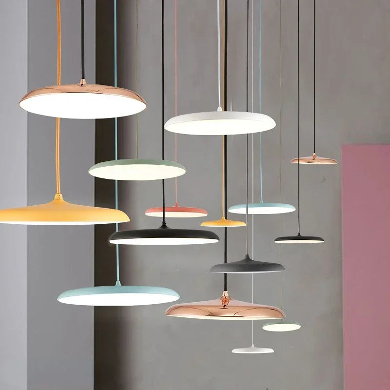 Suspension lumineuse moderne bleu noir gris blanc rose doré plat lisse scandinave câble suspendu