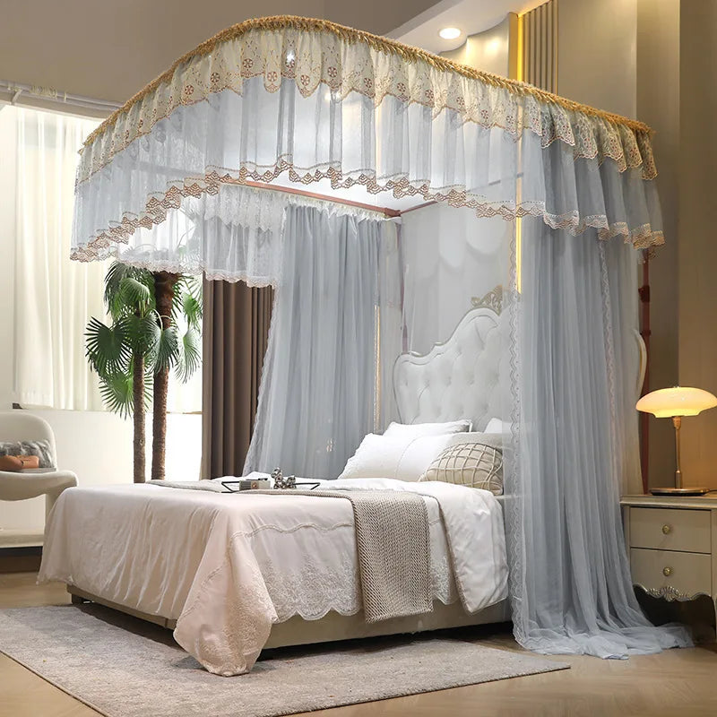 Une chambre à coucher luxueuse avec un lit à baldaquin élégant et des rideaux délicats, créant une ambiance sereine et romantique.