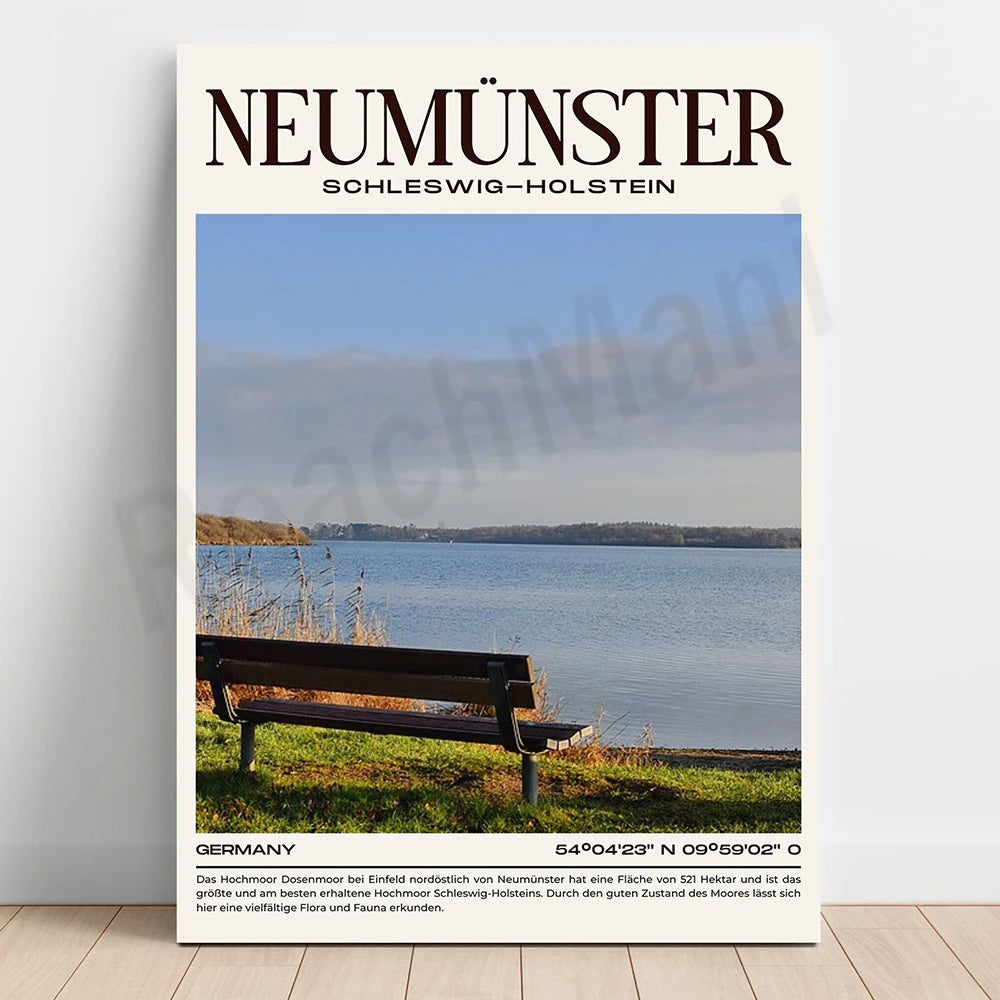 Vue sur un paysage lacustre avec un banc au premier plan, situé dans la région de Schleswig-Holstein en Allemagne.