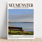 Vue sur un paysage lacustre avec un banc au premier plan, situé dans la région de Schleswig-Holstein en Allemagne.