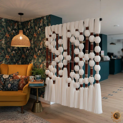 Boule sphérique en macramé noir suspendue comme décoration murale