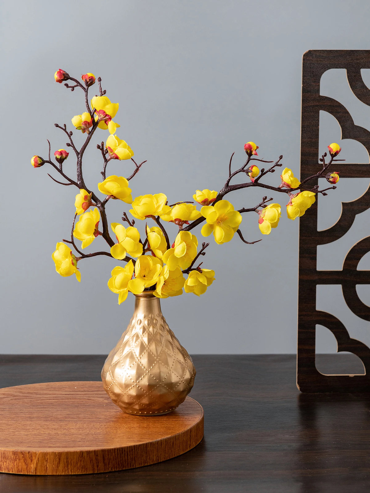 bouquet artificiel fleurs jaune rouge rose blanc branches noires vase blanc décoration intérieureextérieur