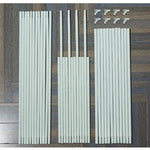 L'image montre un ensemble de tiges de métal blanches de différentes formes et longueurs, qui semblent être des pièces de construction ou d'assemblage.