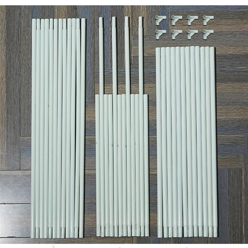 L'image montre un ensemble de tiges de métal blanches de différentes formes et longueurs, qui semblent être des pièces de construction ou d'assemblage.