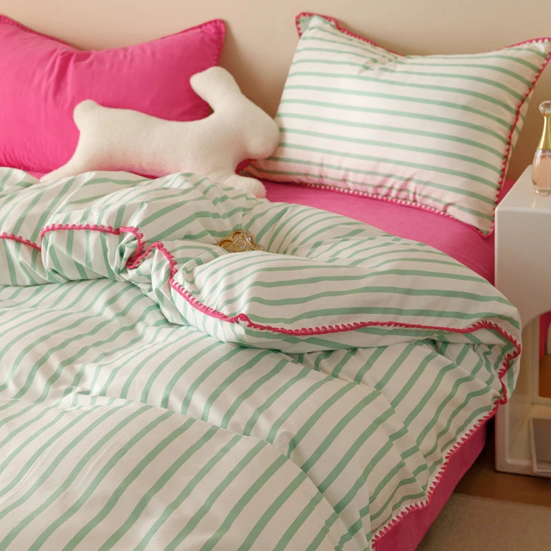 ensemble literie moderne rayé vert blanc rose oreiller rose coussin lapin vase fleurs tapis